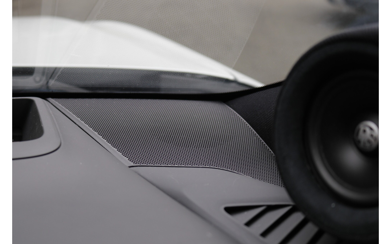 フロント2ウェイでスタートしたシステムは3ウェイ化、さらにはダッシュにミッドハイを取り付けて4ウェイシステムを完成させた。