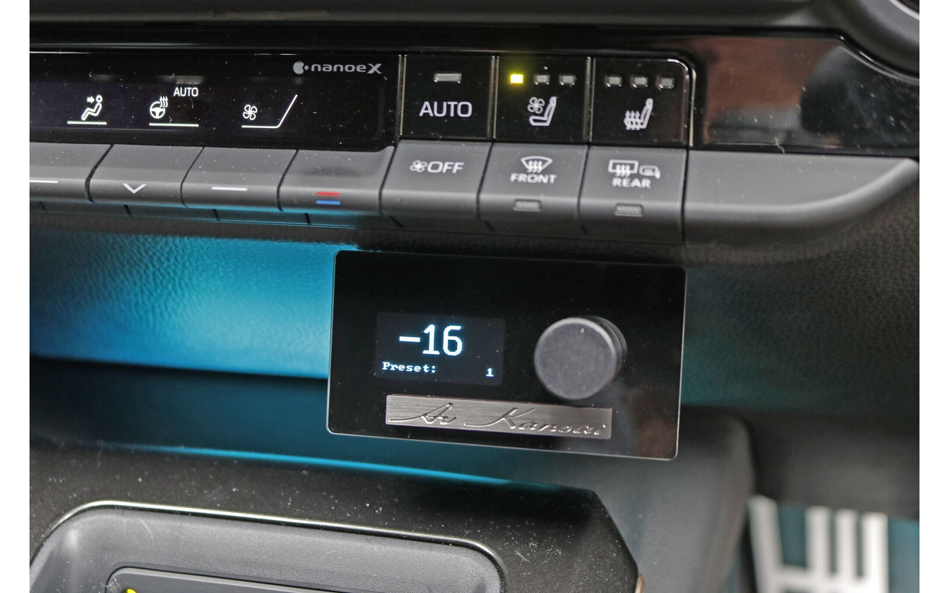 リゾルトH-DSPをコントロールしている操作部はセンタークラスター下部に設置される。AV Kansaiのエンブレムも施された。