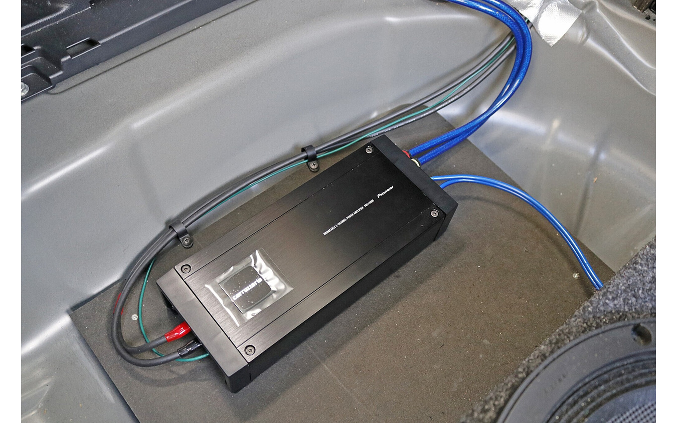 サブウーファー用のパワーアンプにはカロッツェリアの小型パワーアンプであるPRS-D800を採用した。