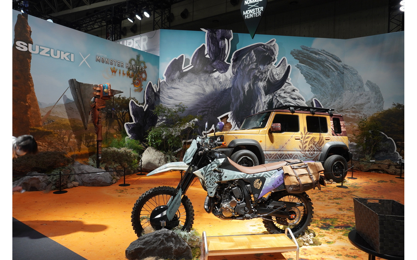 JIMNY NOMADE MONSTER HUNTER WILDS EditionとDR-Z4S MONSTER HUNTER WILDS Edition（写真は東京オートサロン2026）