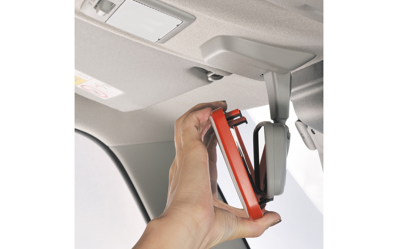 純正ルームミラーの上下を挟むだけ