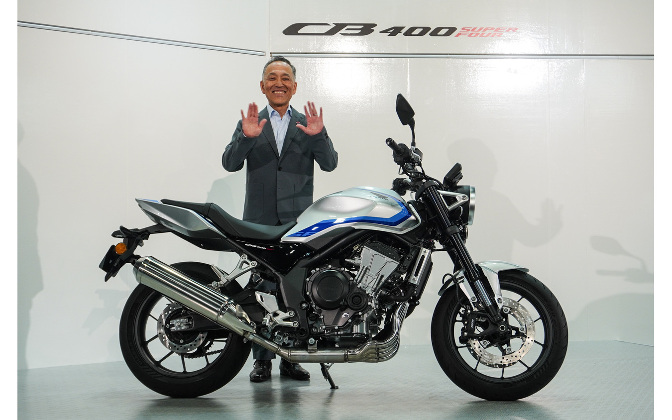 ホンダ CB400 SUPER FOUR E-Clutch Conceptとホンダモーターサイクルジャパンの室岡克博社長（大阪モーターサイクルショー2026）