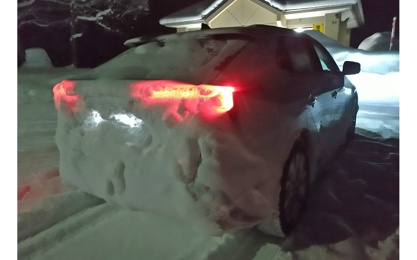 山形～福島県境の国道121号線大峠にて。寒波襲来とはいえ記録的豪雪というわけでもなかったが、普通に走ってもこのくらいは着雪する