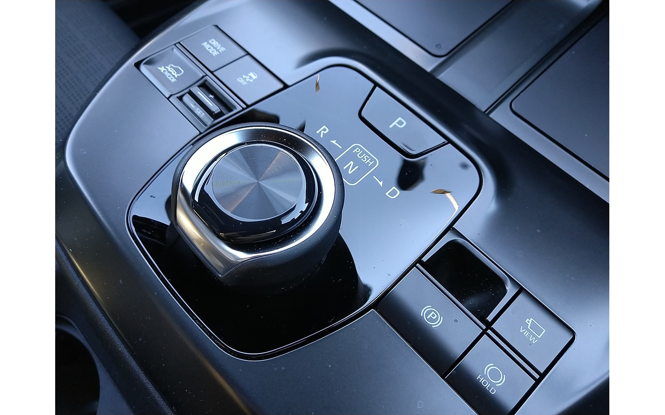 ソルテラのセンターコンソール上のコントロールパネル。写真左上にはスタック脱出や泥濘、深雪走行用のXモードスイッチがある