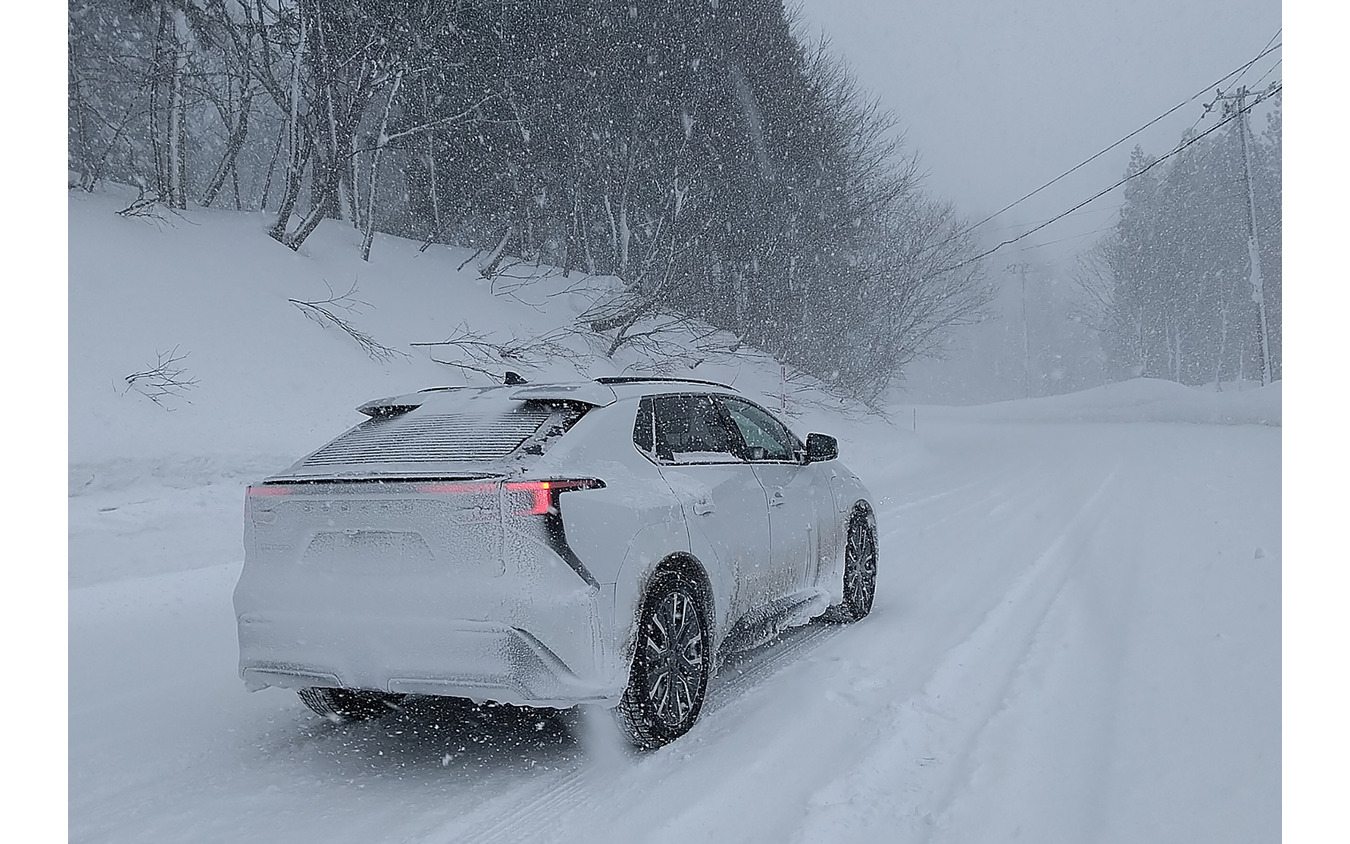 スバル・ソルテラAWDのリアビュー。トヨタとの共同開発車だが、ハードウェア、基本デザインは完全にトヨタ車
