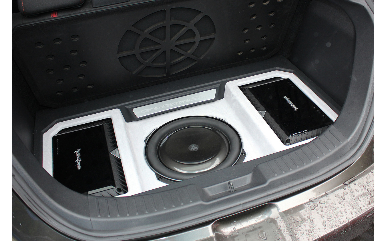 「カーオーディオ・プロショップ」にて製作されたオーディオカーの一例（製作ショップ：カーズファクトリーシュティール＜山形県＞）。