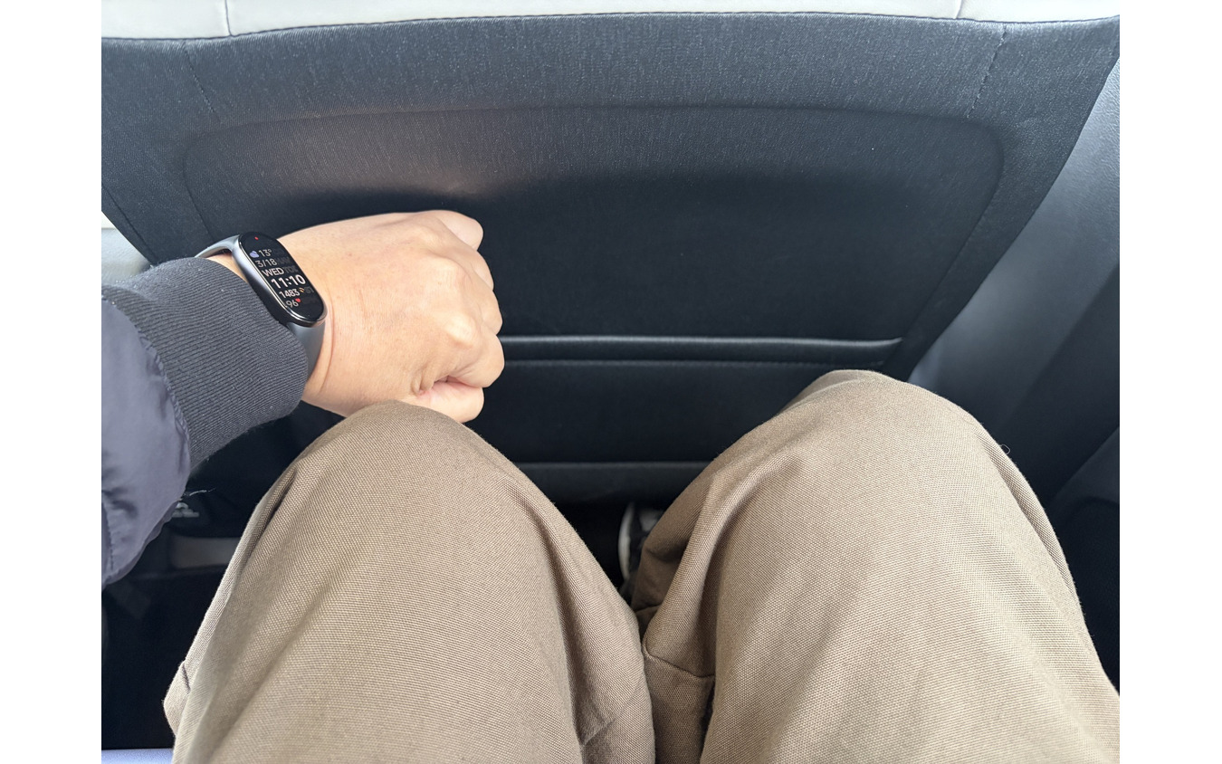 日産リーフの後席。大人の男性が乗るとあまり余裕がない