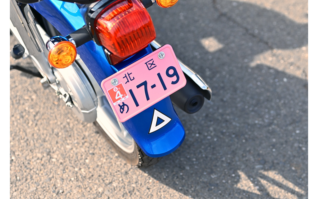 ホンダ スーパーカブ110のナンバープレートはピンク