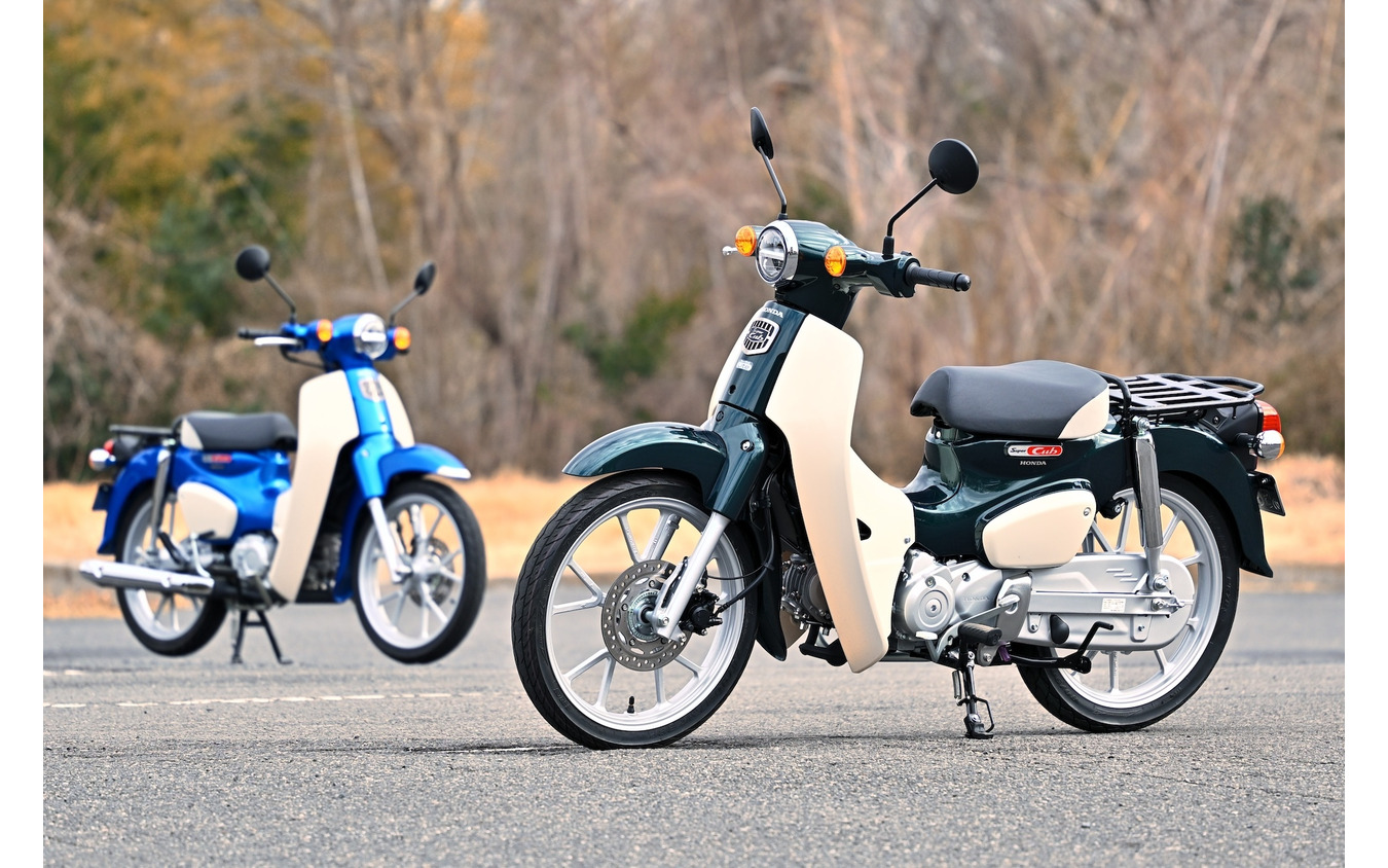ホンダ スーパーカブ110（左）とスーパーカブ110ライト（右）
