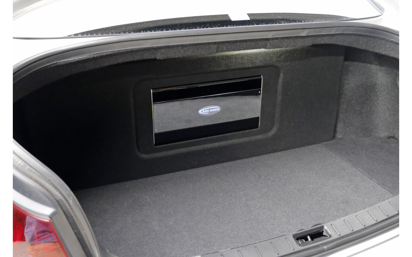 フロアボードを被せればこのようなスタイルになる。前面ウォールの印象的なパワーアンプを見せるスタイルが美しい。