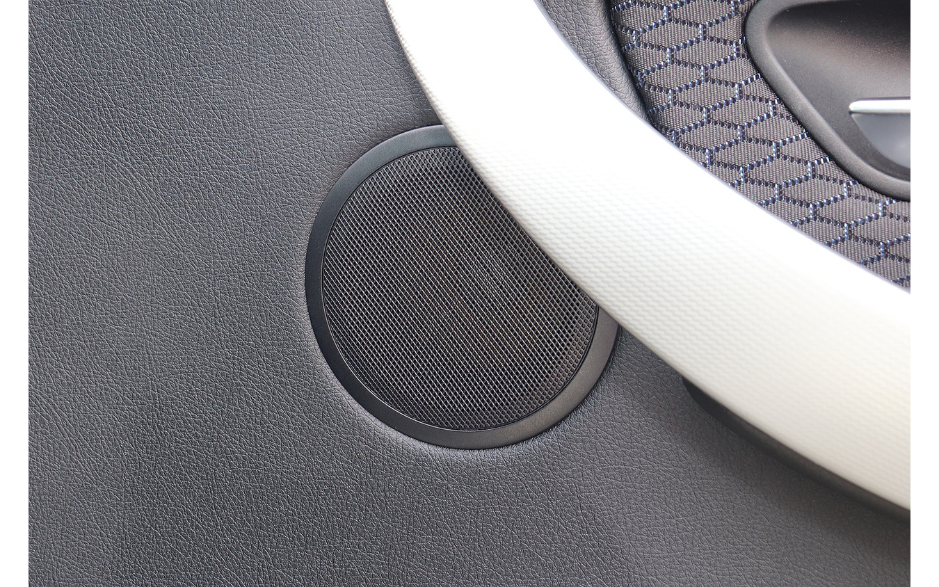 「パワーアンプ内蔵DSP」にてシステムが構築されたオーディオカーの一例。