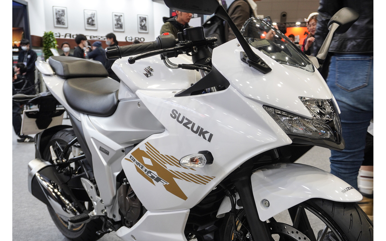 スズキ ジクサーSF250の新カラー「パールグレッシャーホワイト/マットプラチナシルバーメタリック」（東京モーターサイクルショー2026）