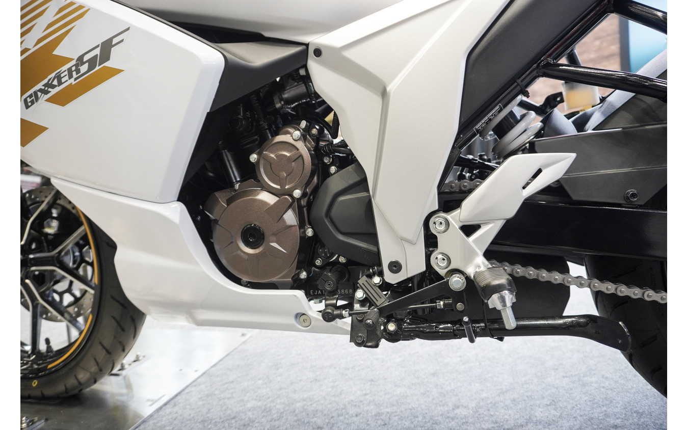 スズキ ジクサーSF250の新カラー「パールグレッシャーホワイト/マットプラチナシルバーメタリック」（東京モーターサイクルショー2026）