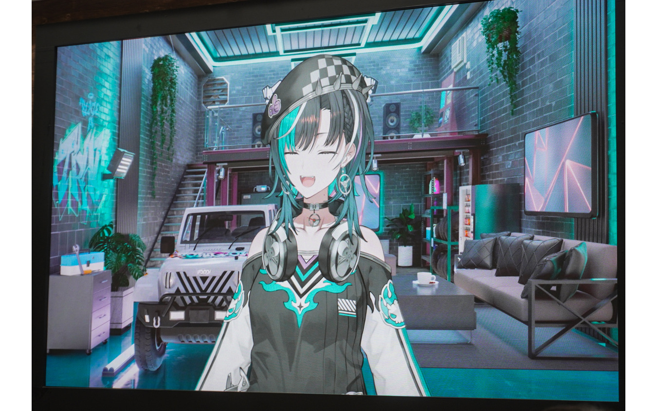 スズキとVtuber「輪堂千速」によるコラボ、スペシャルトークショーの様子（東京モーターサイクルショー2026）