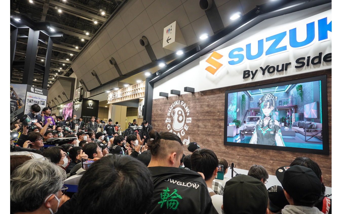 スズキとVtuber「輪堂千速」によるコラボ、スペシャルトークショーの様子（東京モーターサイクルショー2026）