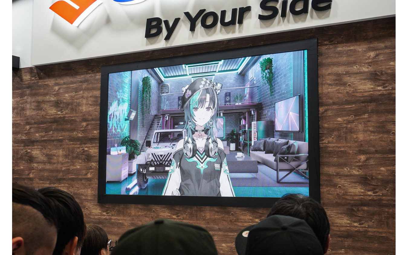 スズキとVtuber「輪堂千速」によるコラボ、スペシャルトークショーの様子（東京モーターサイクルショー2026）