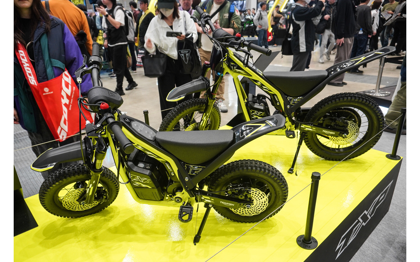 トライアンフ TXP-12（左）とTXP-16（右）（東京モーターサイクルショー2026）