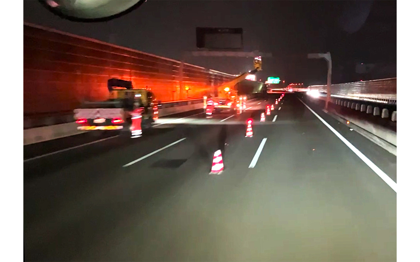 道路工事により車線が閉鎖された際に車線変更する様子（車内より）