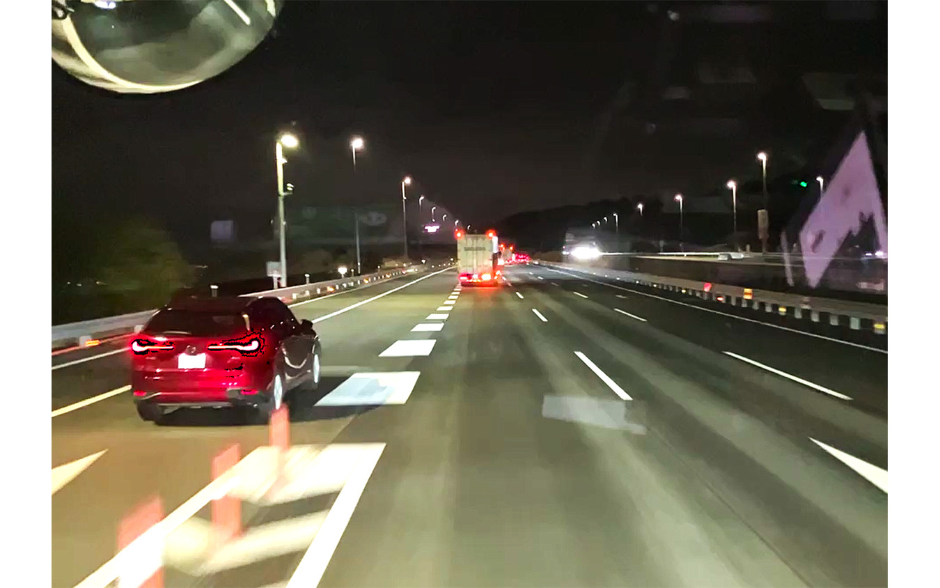 合流車両に対し減速して先を譲る様子（車内より）