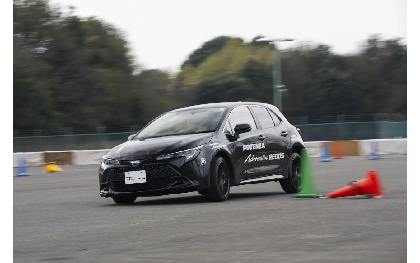 ブリヂストン アドレナリンRE005を装着したトヨタ カローラスポーツ
