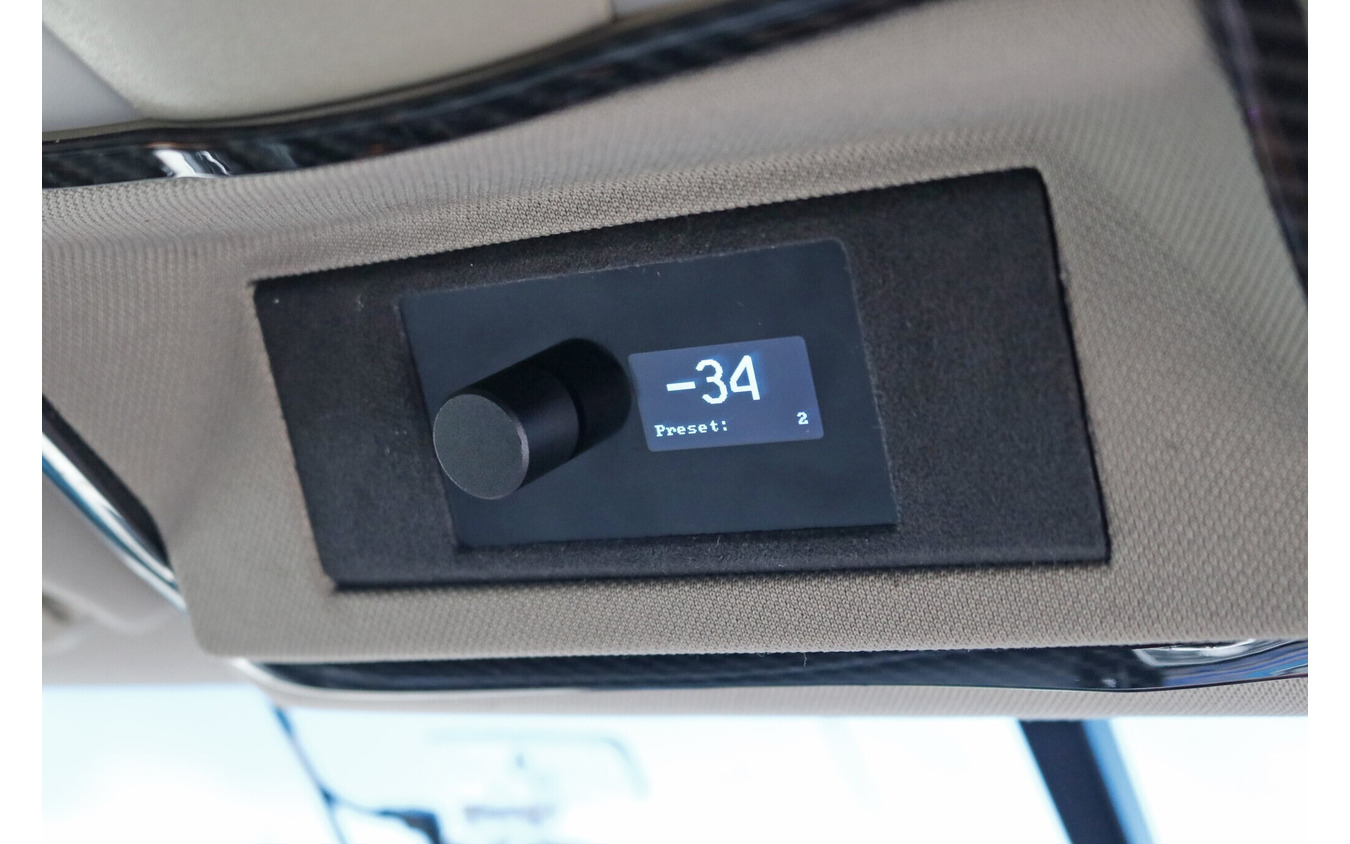 オーバーヘッドにビルトイン取り付けしたのはリゾルトのコントローラー。周辺を生地仕上げして内装との一体感を高める。