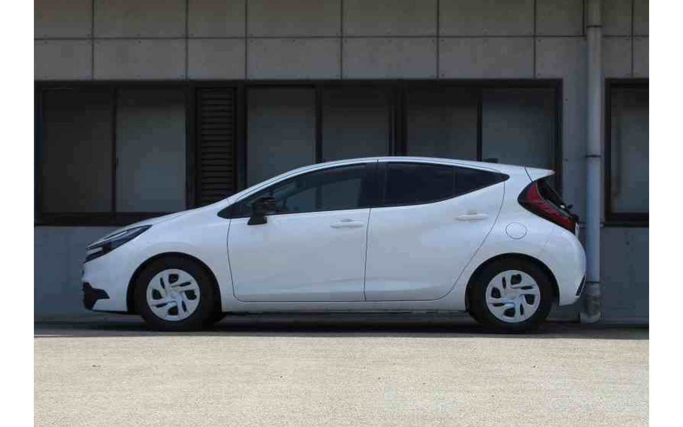 タナベ サステックDF210　トヨタ・アクア装着例（フロント：33mmダウン / リア：28mmダウン）