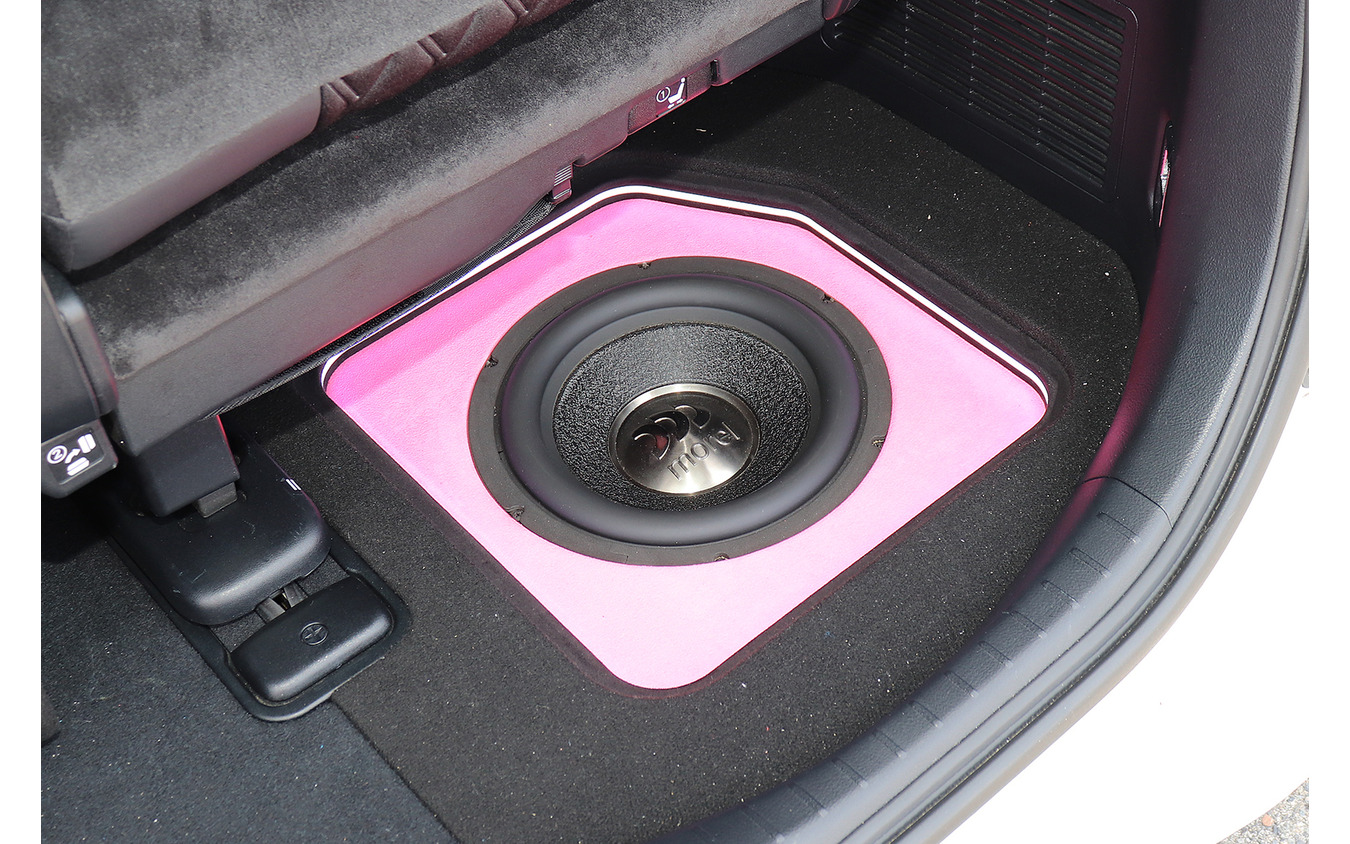 「パワーアンプ内蔵DSP」にてシステムが構築されたオーディオカーの一例（製作ショップ:イースト＜大阪府＞）。