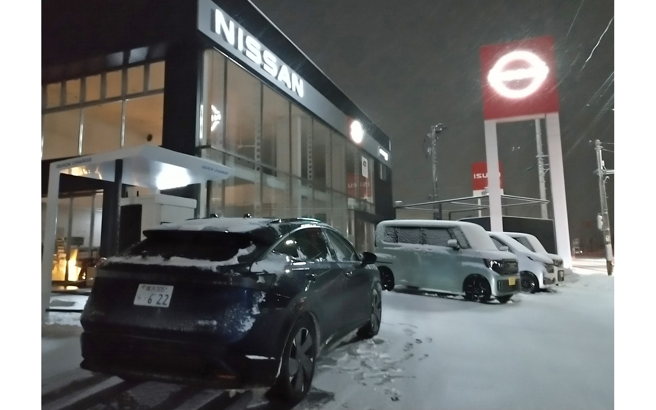 会津若松の日産ディーラーで充電中。大型電池を積む上級BEVは雪国での使用にも結構耐えられそうだった
