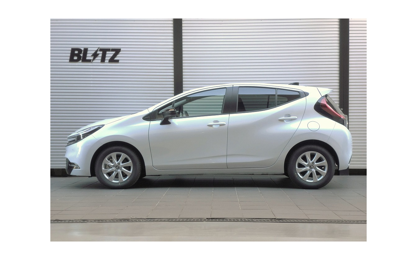 ブリッツ DAMPER ZZ-R　アクア（MXPK16）装着例（基準車高：フロント 25mmダウン / リア 26mmダウン）