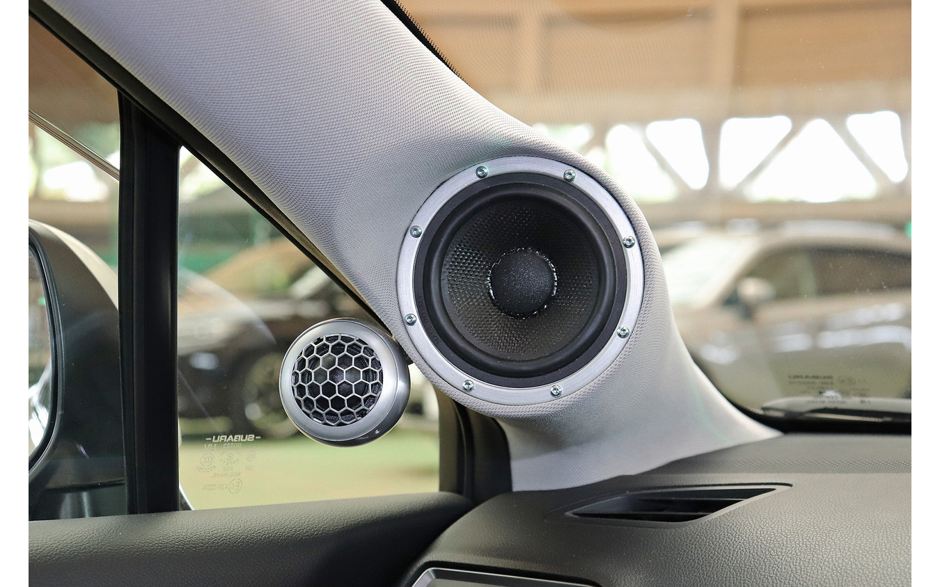 「外部パワーアンプ」が搭載されたオーディオカーの一例（製作ショップ:イースト＜大阪府＞）。