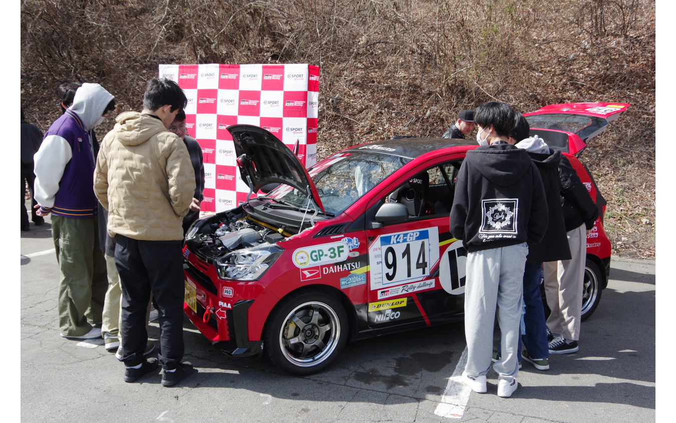 モータースポーツ車両に興味津々の学生たち
