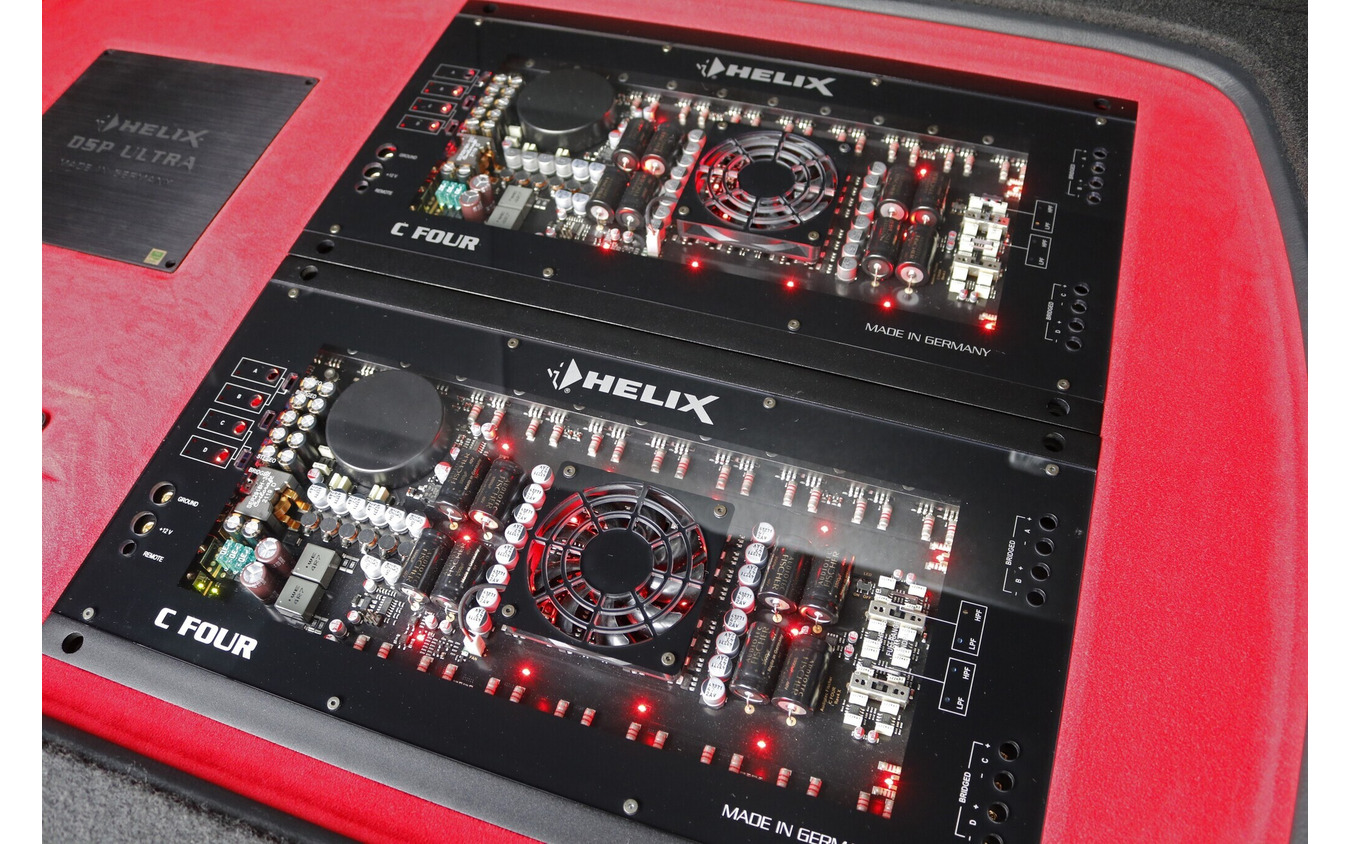 パワーアンプにはヘリックスのC-FOURを2台用いる。シースルーのトップパネルからはレッドLEDのイルミが目立つ仕様。