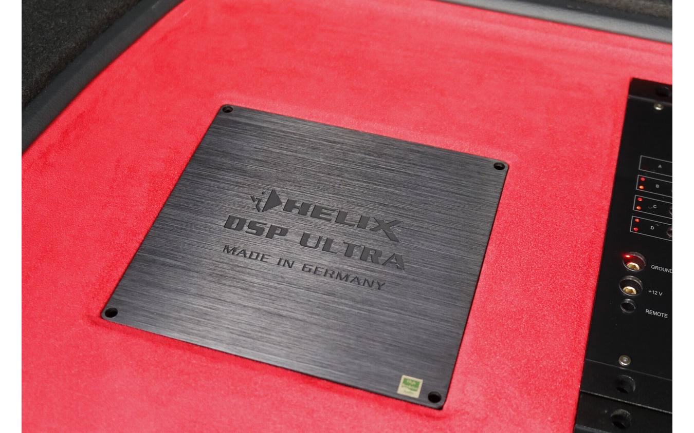 調整機能や基本的なサウンドの良さを追求してDSPにはヘリックスのDSP ULTRAをチョイス。フロアにフラットに設置される。