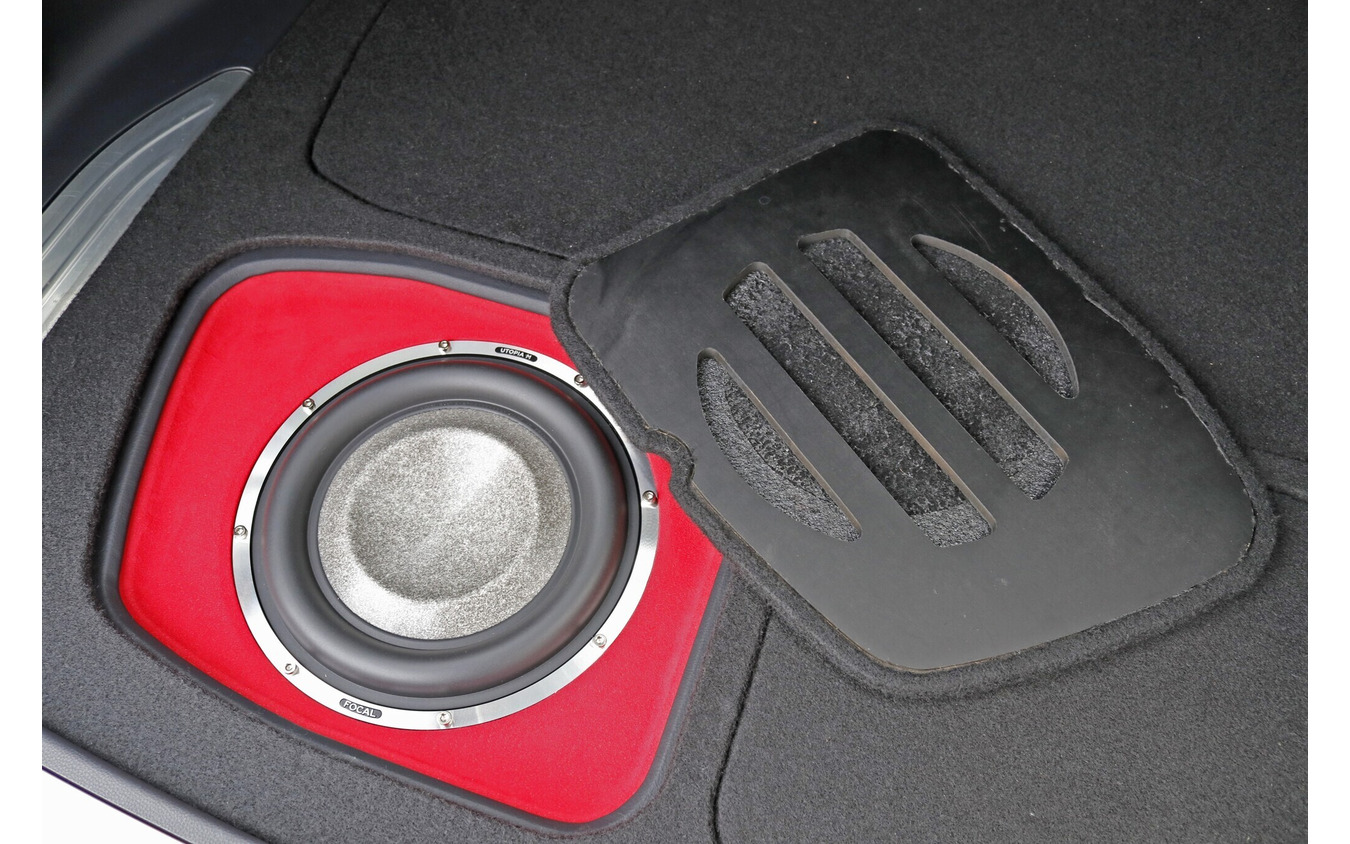 分割されているプロテクションボードは、サブウーファー部分は個別に設定されている。音抜けの処理もしっかり施されている。