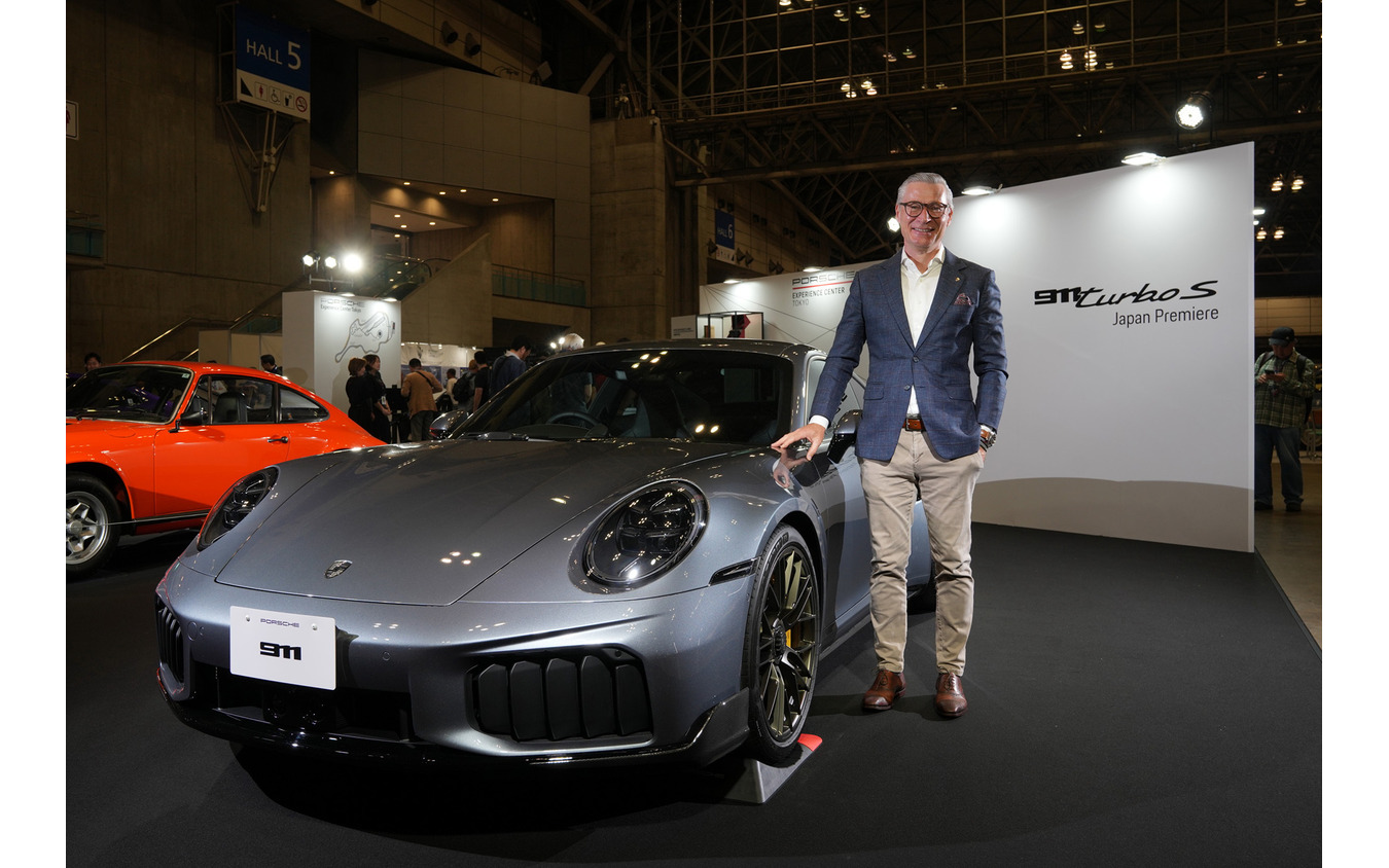 ポルシェジャパン イモー・ブッシュマン社長と日本初公開となった新型911ターボS（10日、オートモビルカウンシル2026会場にて）