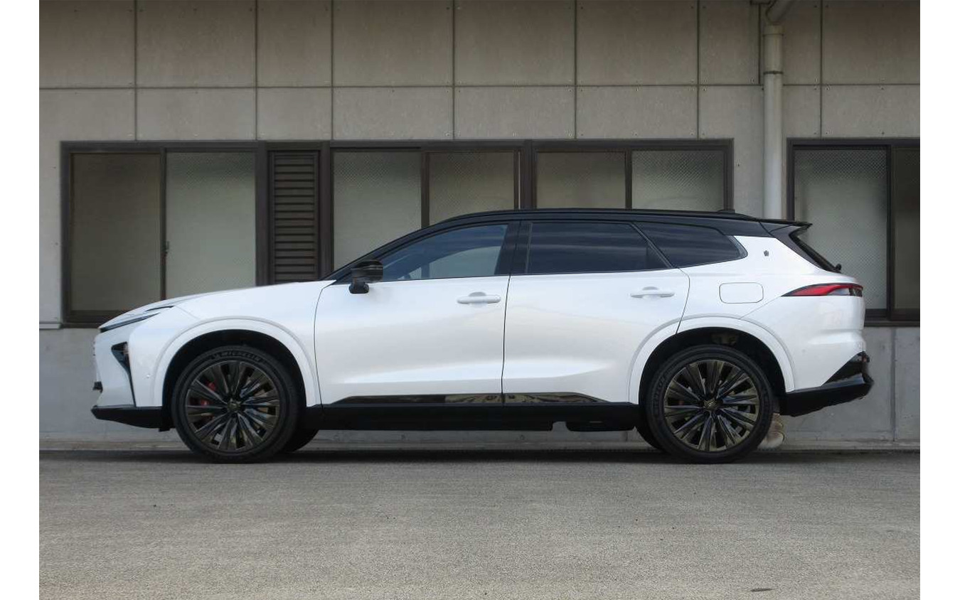 タナベ デバイドUP210　クラウンエステートPHEV装着例（フロント：30mmアップ / リア：20mmアップ）