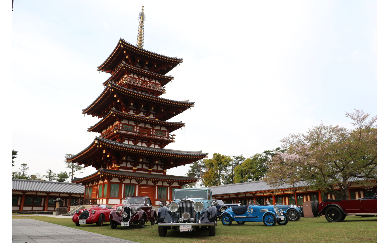 世界遺産、法相宗大本山・薬師寺の五重塔とともに
