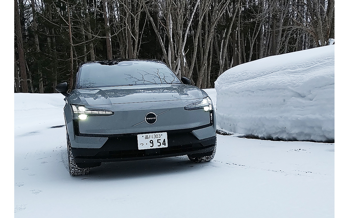 滑りやすいアイスバーンでのコントロール性は大変良好。積極的にアンダーステアを消す制御だった