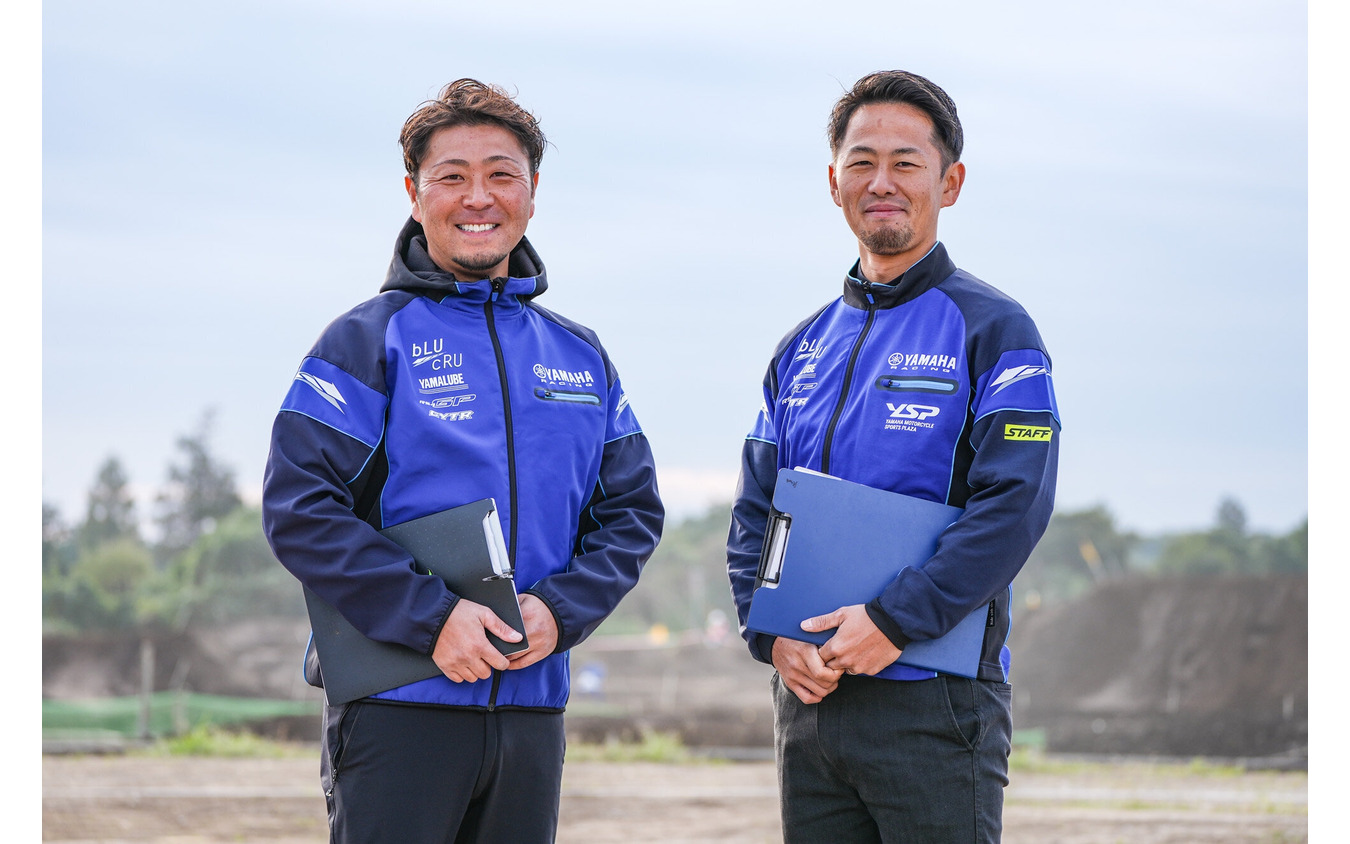 レーシングアドバイザーの小島 太久摩さん（左）と富田 俊樹さん