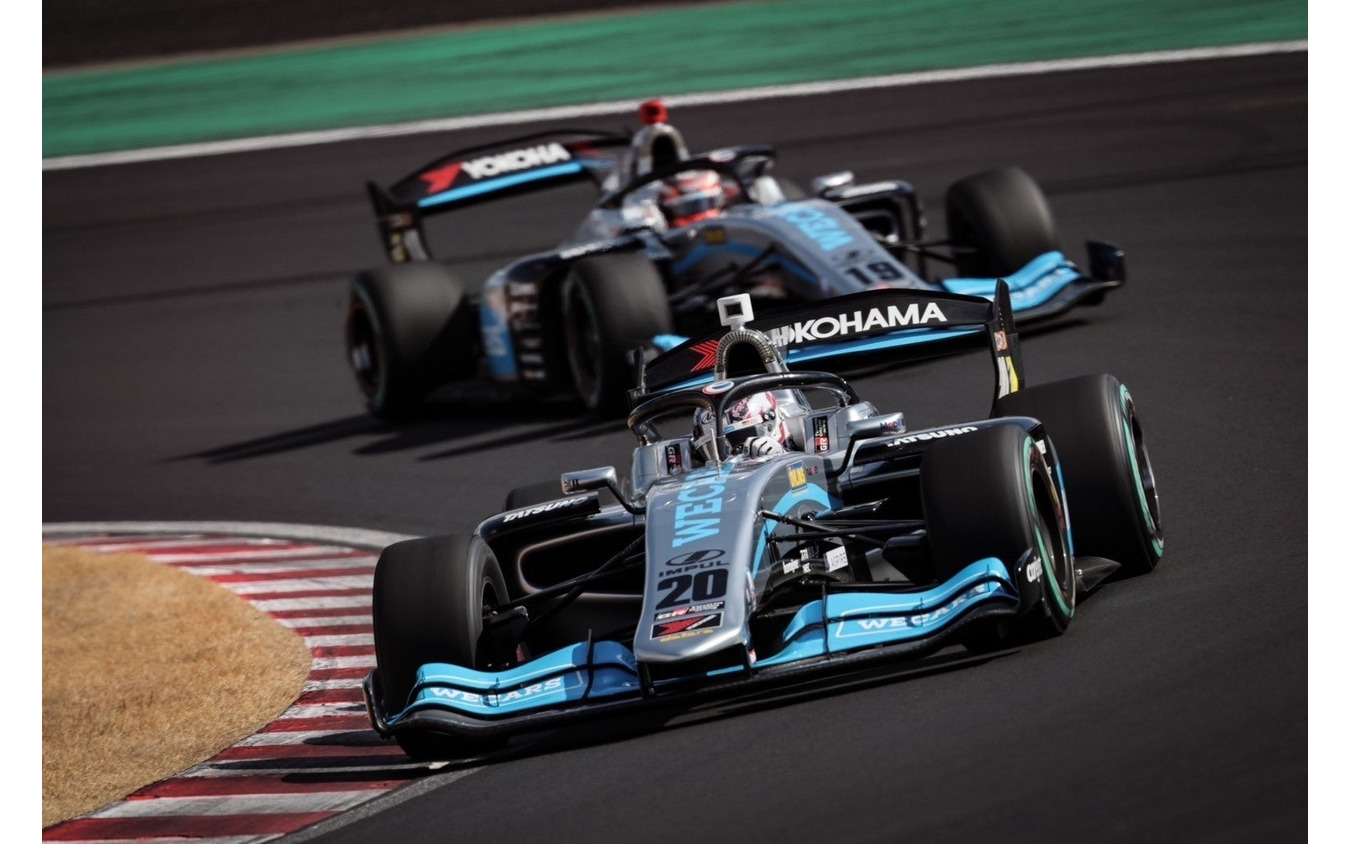 WECARSカラーレーシングカーSF14の展示