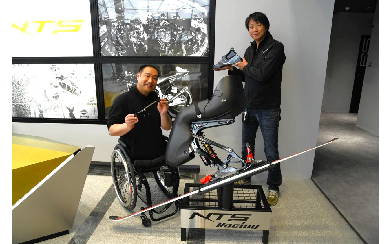 パフォーマンスダンパーを持つ鈴木猛史選手（左）とエヌ・ティー・エス社の生田目將弘社長（右）