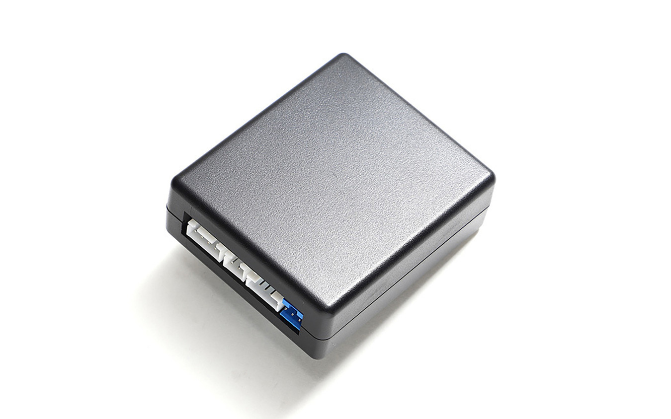 ブリッツの新型スロコン「スマスロX」（本体ユニット ハーネス接続面）