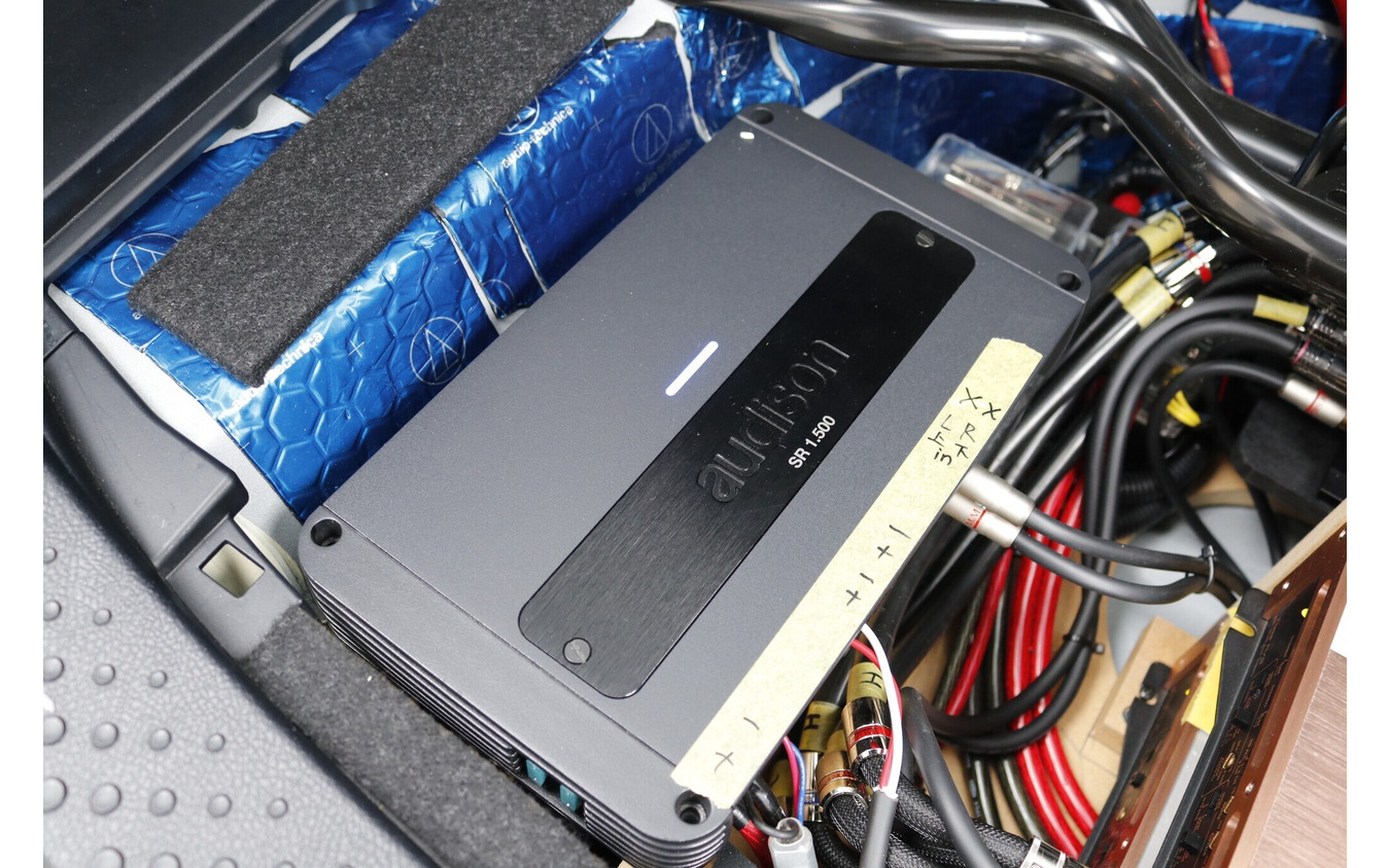 サブウーファーをドライブするパワーアンプとしてはオーディソンのSR1.500 MK2をチョイスした。