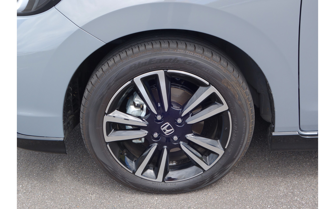 タイヤは185/55R16サイズのヨコハマ「ブルーアースGT AE51」