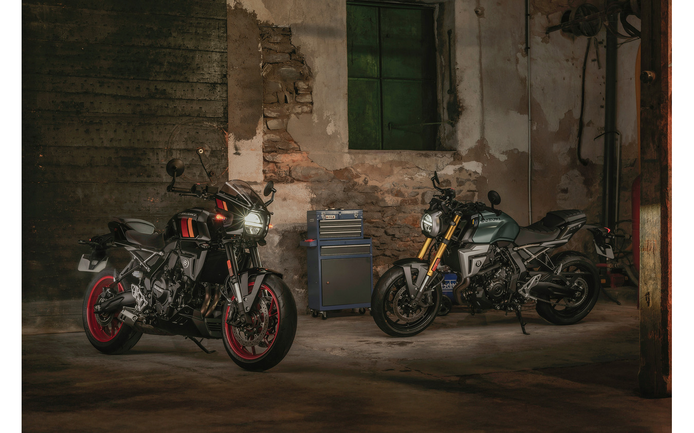 スズキ GSX-8TT（左）とGSX-8T（右）