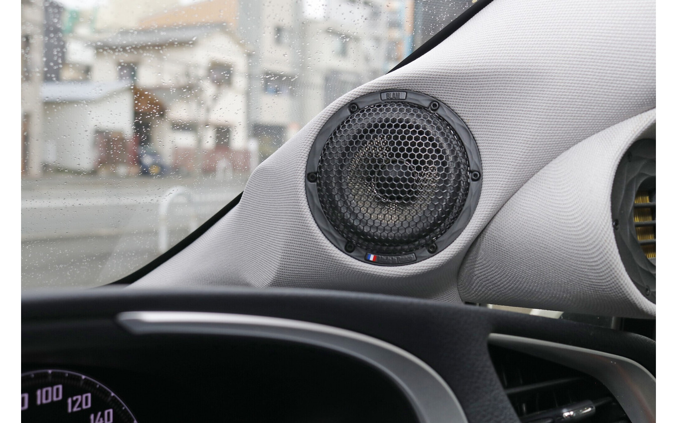 ミッドローとして用いるのはバレルのMB3。80mmユニットをAピラーを加工してビルトイン、中域の豊かなサウンドを支える。