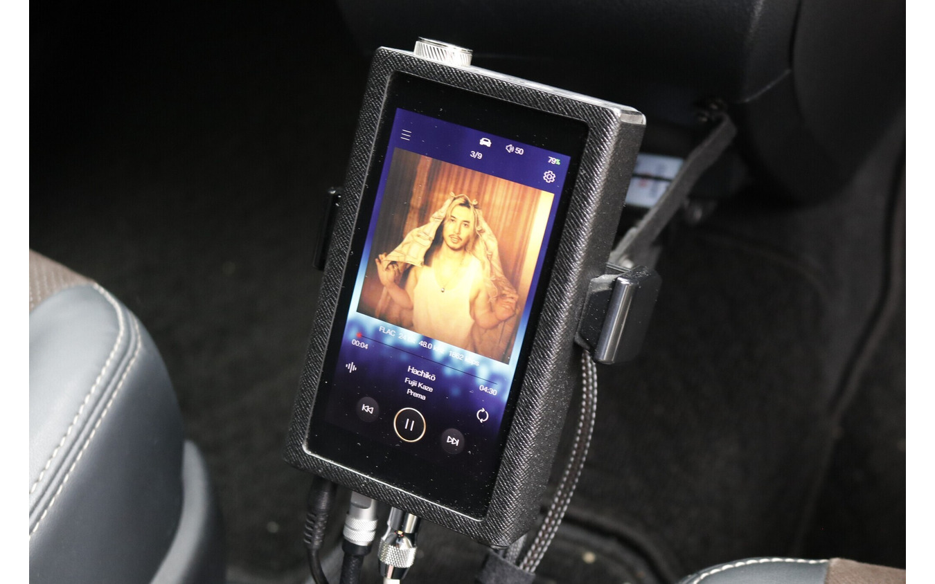 オーディオプレイヤーに用いるiBasso DAP300APEX Ti。質感の高い音楽信号を再生するシステムに似つかわしいプレイヤーだ。