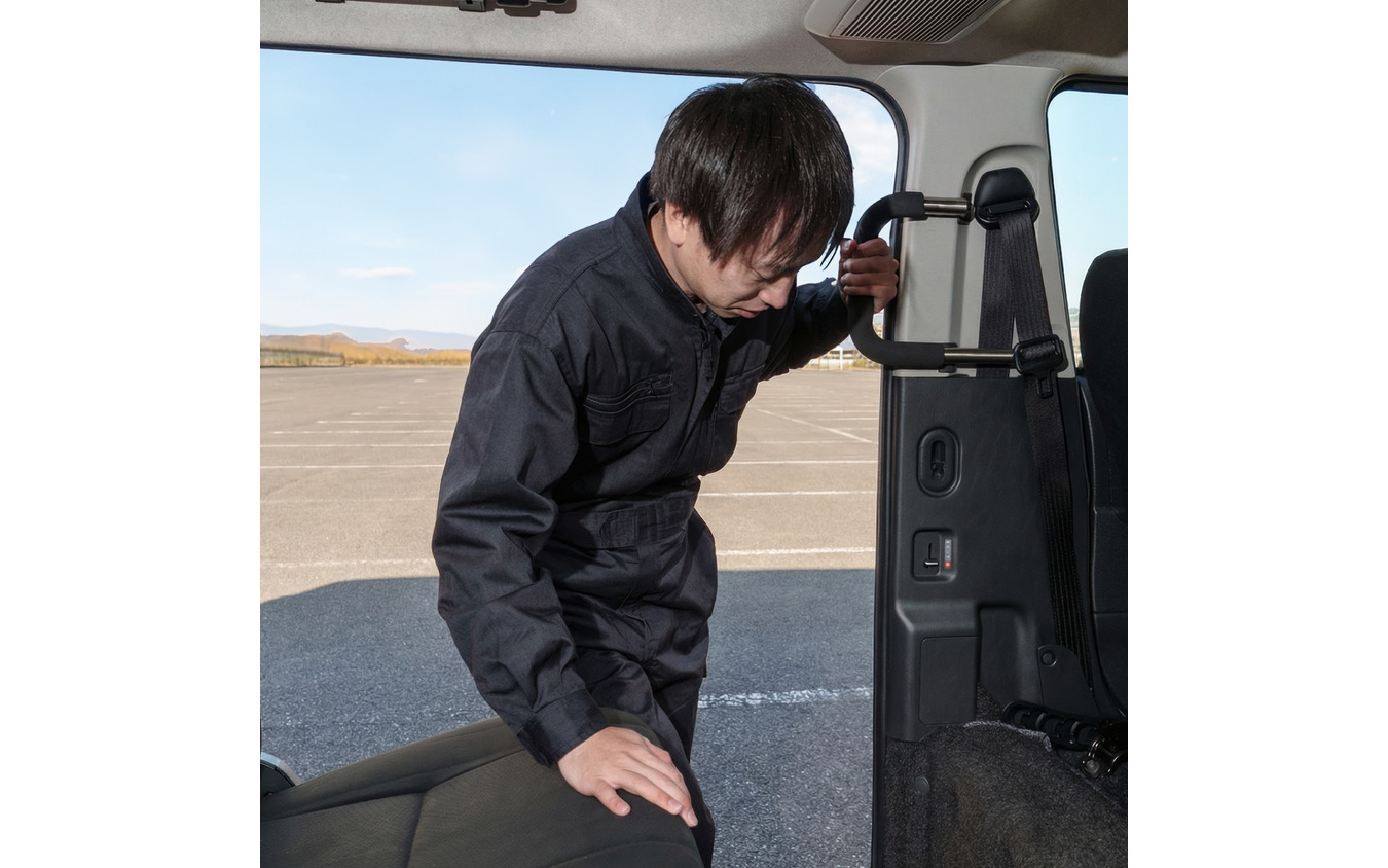 トヨタ『ハイエース』200系の左側2列目専用「アシストグリップ」