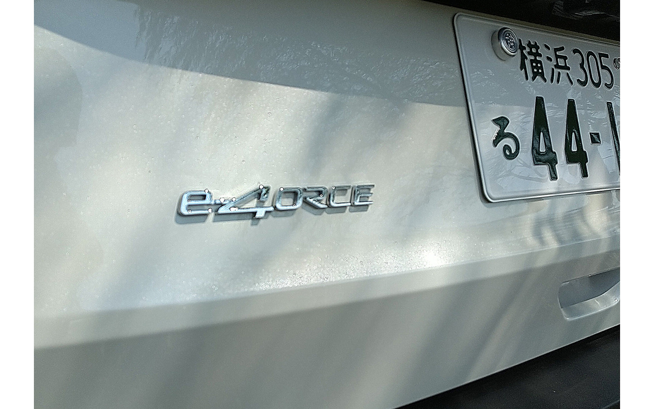 バックドアの電動AWD「e-4ORCE」エンブレムが