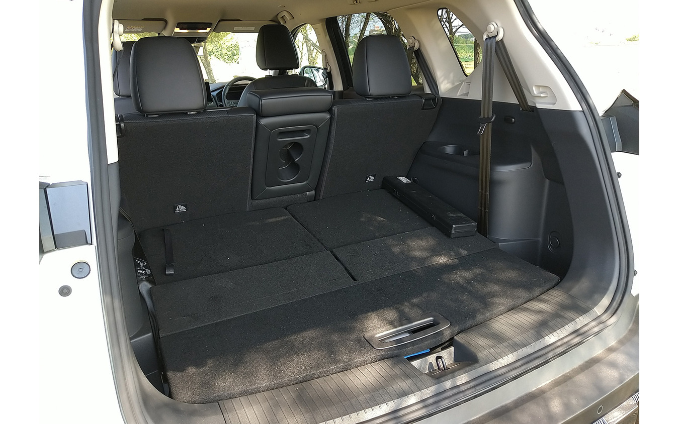 3列目シートを格納するとステーションワゴン並みの荷室容量を確保できる